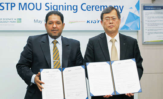 정재훈 한국산업기술진흥원 원장(오른쪽)과 하마드 알 쿠웨리 카타르과학기술단지 대표가 19일 한-카타르 산업기술협력 양해각서 를 체결한 뒤 기념촬영을 하고 있다.  한국산업기술진흥원 제공